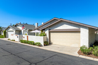 Woodgate in Yorba Linda, CA - Foto de edificio - Primary Photo