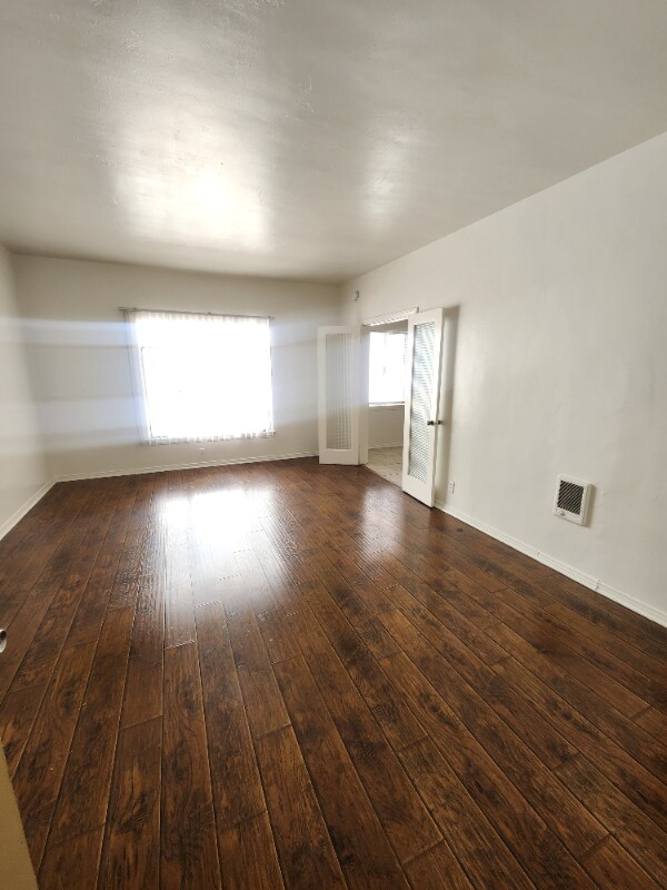615 Normandie Ave in Los Angeles, CA - Foto de edificio - Building Photo