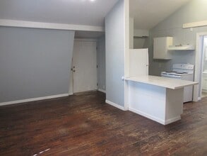 1360 Fish Hatchery Rd in Huntsville, TX - Foto de edificio - Building Photo