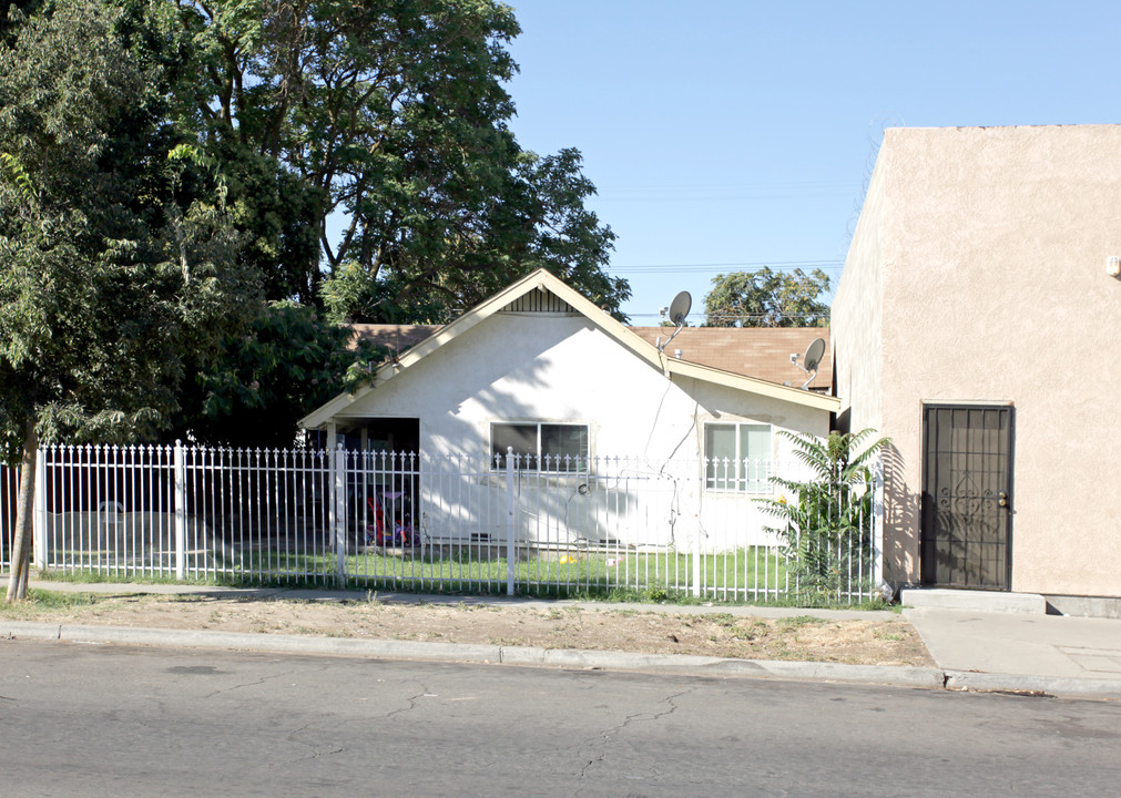 821 4th St in Modesto, CA - Building Photo