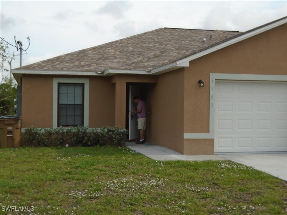 1125 SW 8th Pl in Cape Coral, FL - Foto de edificio