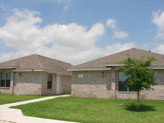 2111 Aruba Dr in Edinburg, TX - Foto de edificio