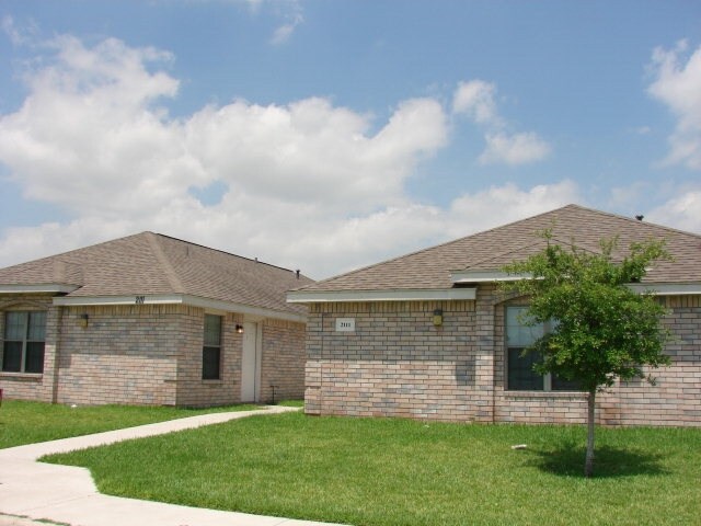 2111 Aruba Dr in Edinburg, TX - Building Photo