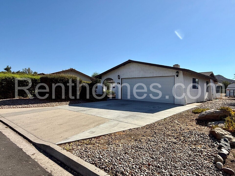 15917 Arena Dr in Ramona, CA - Building Photo