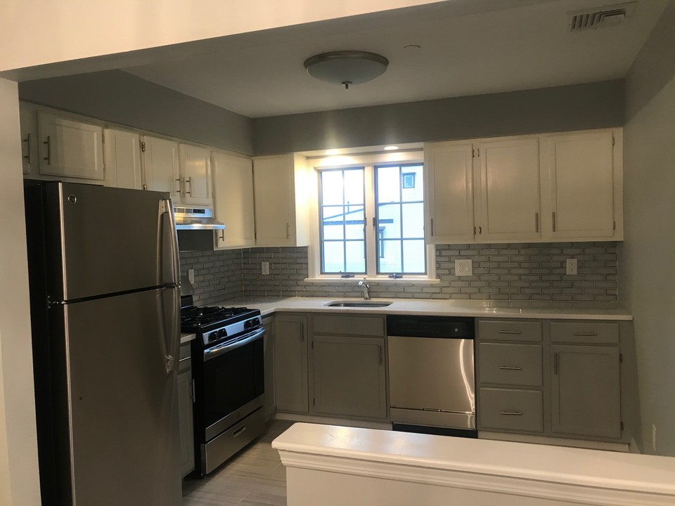 9 E 50th St in Bayonne, NJ - Building Photo