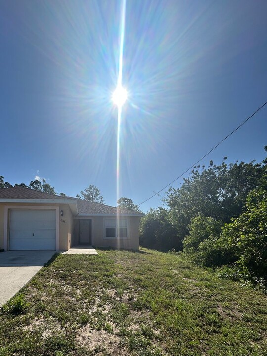635 Hawthorne Ave S in Lehigh Acres, FL - Foto de edificio
