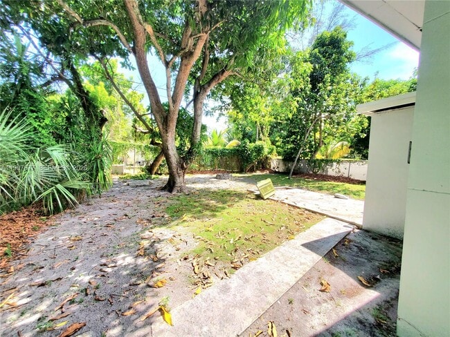 40 NW 44th St in Miami, FL - Building Photo - Building Photo