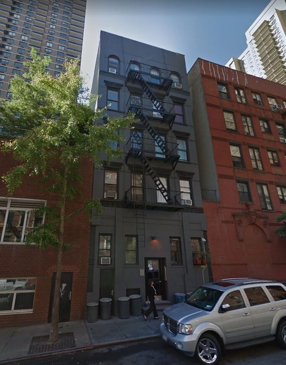 502 East 73rd Street in New York, NY - Building Photo