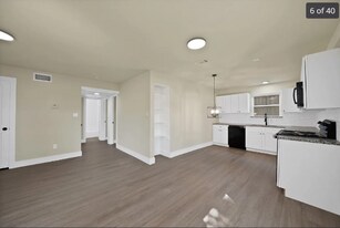 306 Renfro St in Grand Prairie, TX - Building Photo