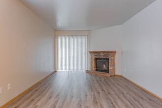 Edgewood North in Lynnwood, WA - Building Photo - Interior Photo