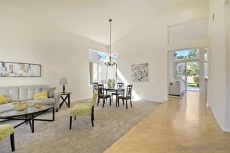 4904 Bella Collina St in Oceanside, CA - Foto de edificio - Building Photo