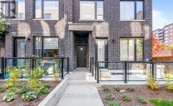 3560 Colonial Dr in Mississauga, ON - Building Photo - Building Photo
