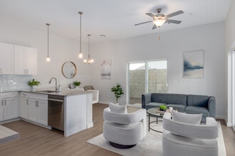 Canyon Townhomes in Phoenix, AZ - Building Photo - Interior Photo