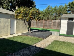 10713 Esther Ave in Los Angeles, CA - Foto de edificio - Building Photo