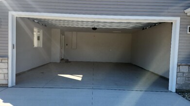 5981 Hanson Ct in Burlington, WI - Foto de edificio - Building Photo