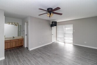 3919 Fairmont Pkwy in Pasadena, TX - Building Photo - Building Photo