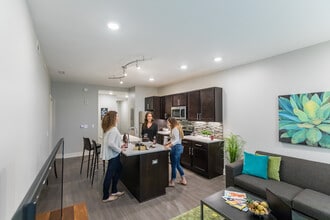 Arena Place Apartments in Grand Rapids, MI - Foto de edificio - Building Photo