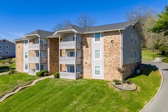Royal Oaks Apartments in Franklin, TN - Building Photo - Building Photo