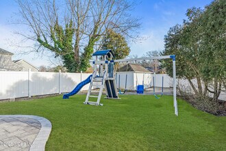 2 Windsor Dr in West Long Branch, NJ - Building Photo - Building Photo