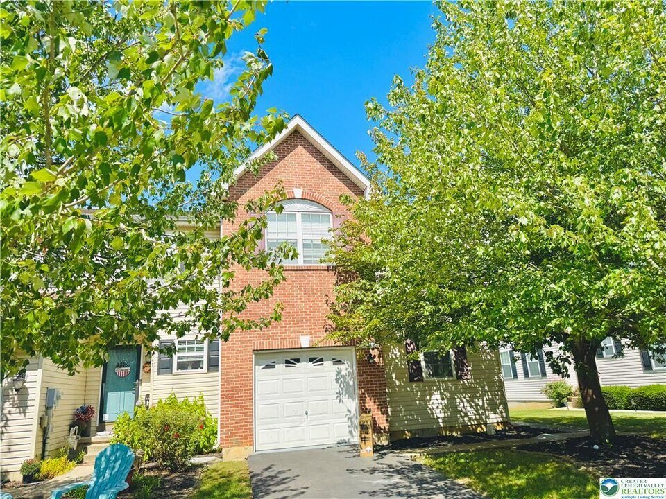 6945 Hunt Dr in Macungie, PA - Building Photo