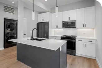 2412 W Belden Ave, Unit 1R in Chicago, IL - Building Photo - Building Photo