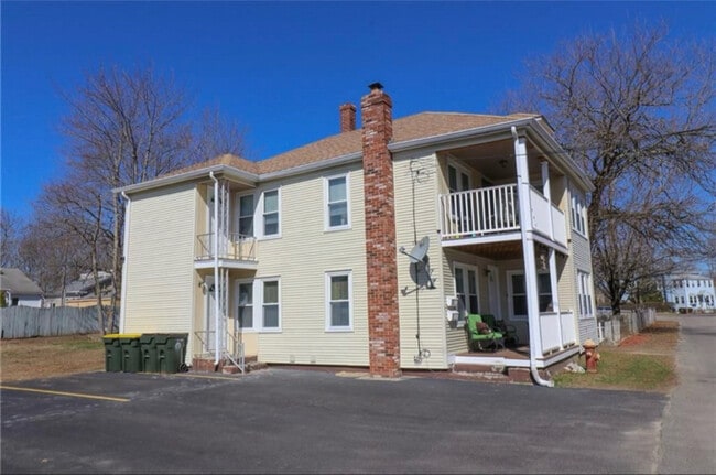 8-10 California Ave, Unit 1 in Bellingham, MA - Building Photo - Building Photo