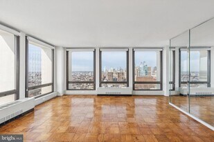 220 Locust St in Philadelphia, PA - Building Photo