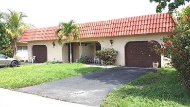 7809 NW 70th Ct in Tamarac, FL - Building Photo - Building Photo