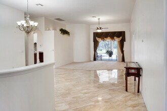 215 Strathmore Cir in Kissimmee, FL - Foto de edificio - Building Photo