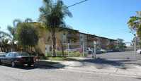 Simpson Apartments in North Hollywood, CA - Foto de edificio - Building Photo