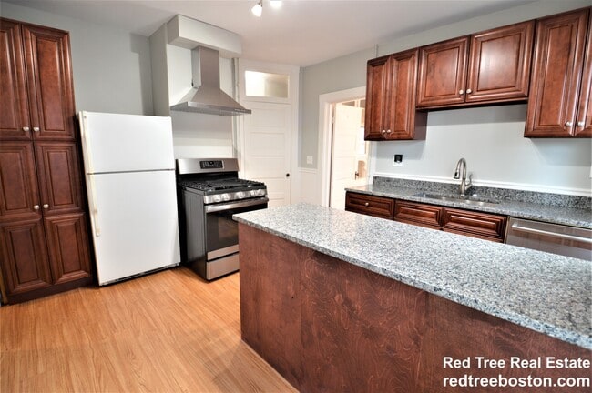 82 Montebello Rd, Unit 2 in Boston, MA - Foto de edificio - Building Photo