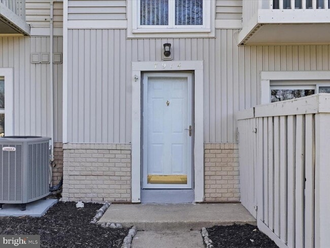 7914 Bentley Village Dr in West Springfield, VA - Building Photo - Building Photo