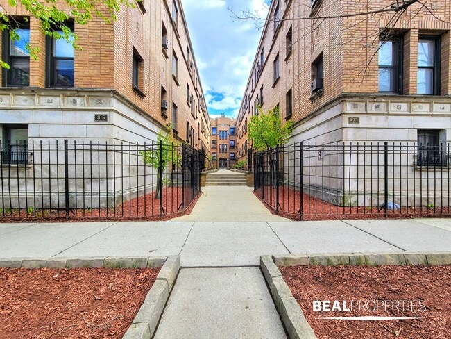 819 W Cornelia, Unit 1