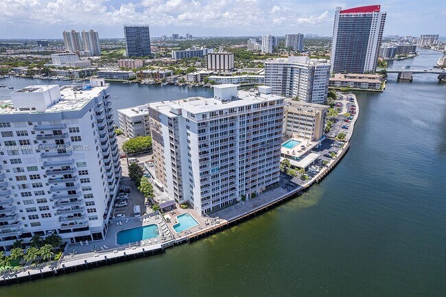 121 Golden Isles Dr, Unit 1201 in Hallandale Beach, FL - Foto de edificio - Building Photo