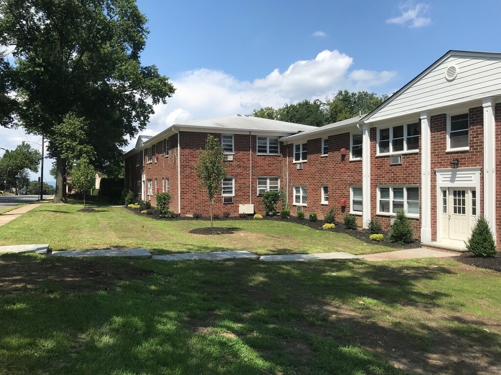 Meadowbrook Gardens Apartments in Cedar Grove, NJ