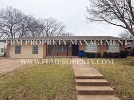 509 Lake Shore Dr in Ennis, TX - Building Photo