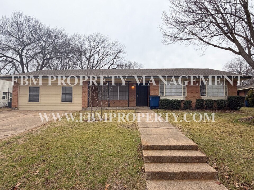 509 Lake Shore Dr in Ennis, TX - Building Photo