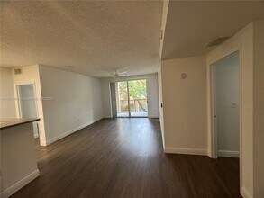 8020 N Nob Hill Rd in Tamarac, FL - Building Photo - Building Photo