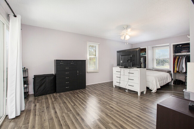 13346 Lake Point Blvd in Belleville, MI - Building Photo - Building Photo