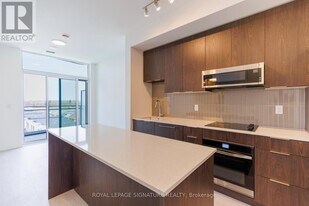 2501 Saw Whet Blvd. in Oakville, ON - Building Photo