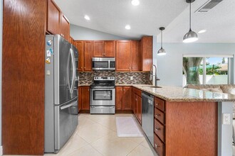 125 Lakeside Cir in Jupiter, FL - Building Photo - Building Photo