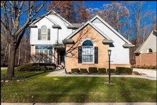 1154 Bluebird Dr in Rochester Hills, MI - Building Photo