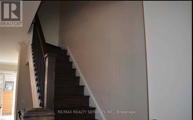 2184 Trafalgar Rd in Oakville, ON - Building Photo - Building Photo