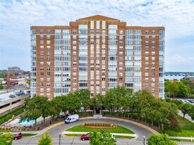 250 E Harbortown Dr in Detroit, MI - Building Photo