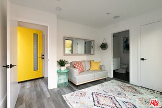 423 S Wilton Pl in Los Angeles, CA - Building Photo - Building Photo