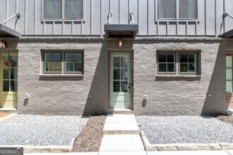 912 Brees Ct in Atlanta, GA - Foto de edificio - Building Photo