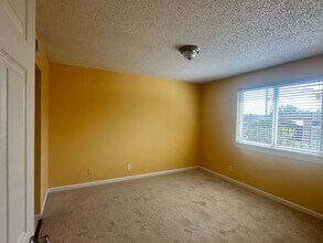 6619 La Mirada Dr W in Jacksonville, FL - Foto de edificio - Building Photo