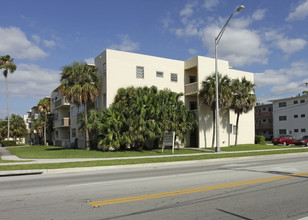 Bristol House Apartments in North Miami Beach, FL - Building Photo - Building Photo