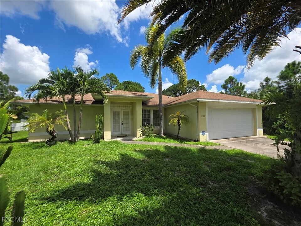 3202 71st St W in Lehigh Acres, FL - Building Photo