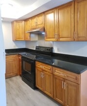 80 Wall St, Unit Unit A in Southbridge, MA - Foto de edificio - Building Photo